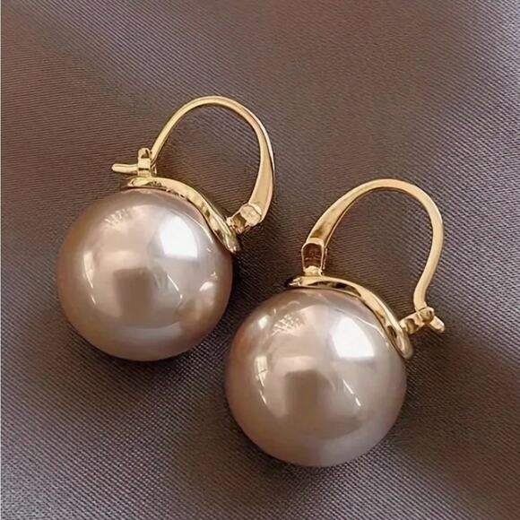 Elegant Gold and Cream Pearl Earrings length 0.98 inches - Picture 1 of 3